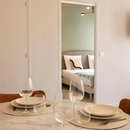 Charming And Spacious Air-conditioned Appartement *